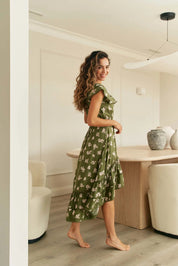 Midikleid in Salbeigrün mit Blumenmuster und Volants - Blossom Hair & Fashion