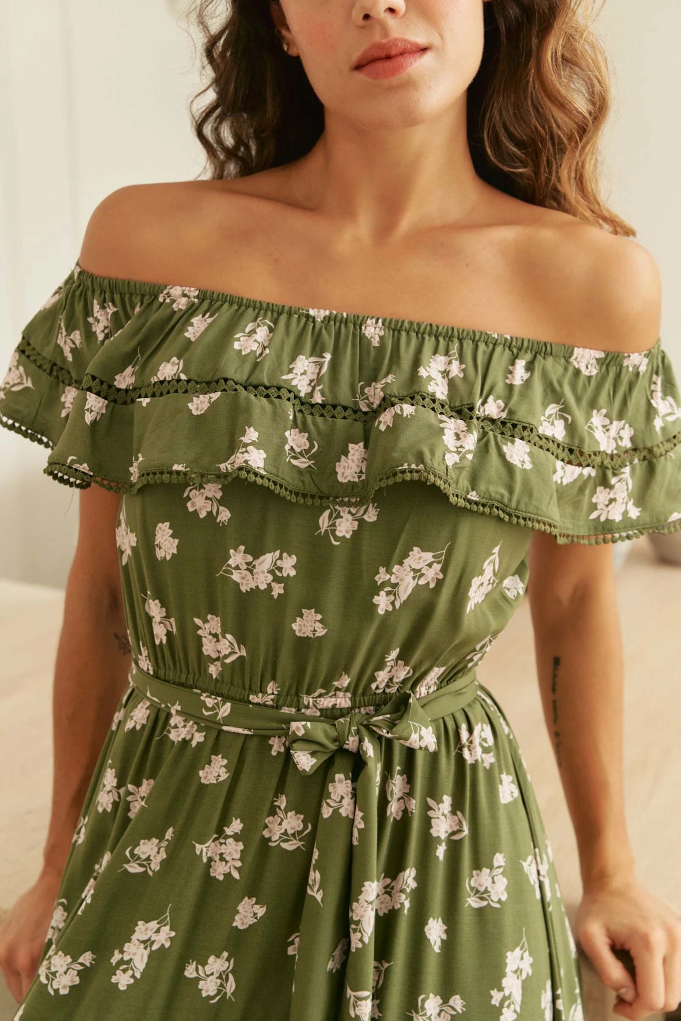 Midikleid in Salbeigrün mit Blumenmuster und Volants - Blossom Hair & Fashion