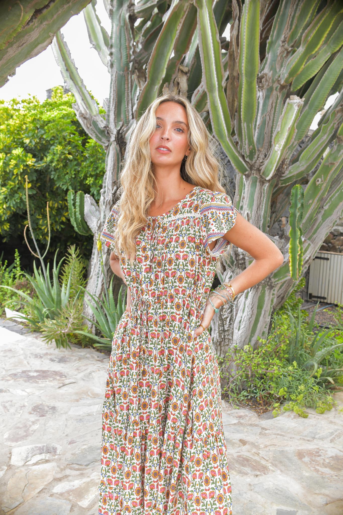 Midikleid mit floralem Muster und Stufenrock - Blossom Hair & Fashion