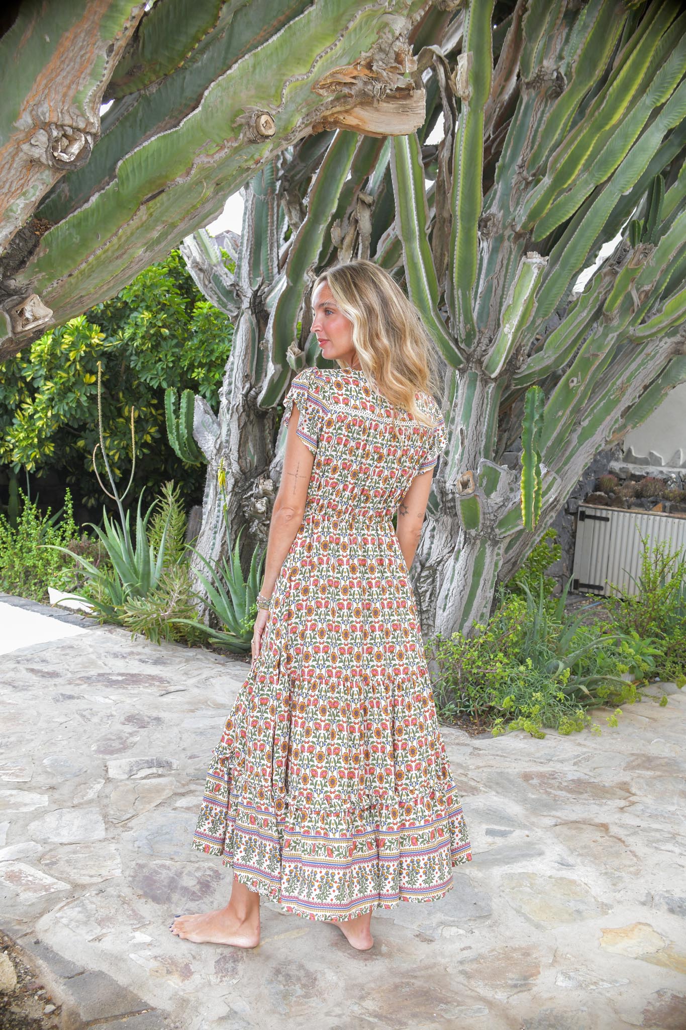 Midikleid mit floralem Muster und Stufenrock - Blossom Hair & Fashion