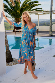 Midikleid mit Muster und V - Ausschnitt - Blossom Hair & Fashion