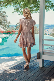 Minikleid mit Muster und V - Ausschnitt - Blossom Hair & Fashion