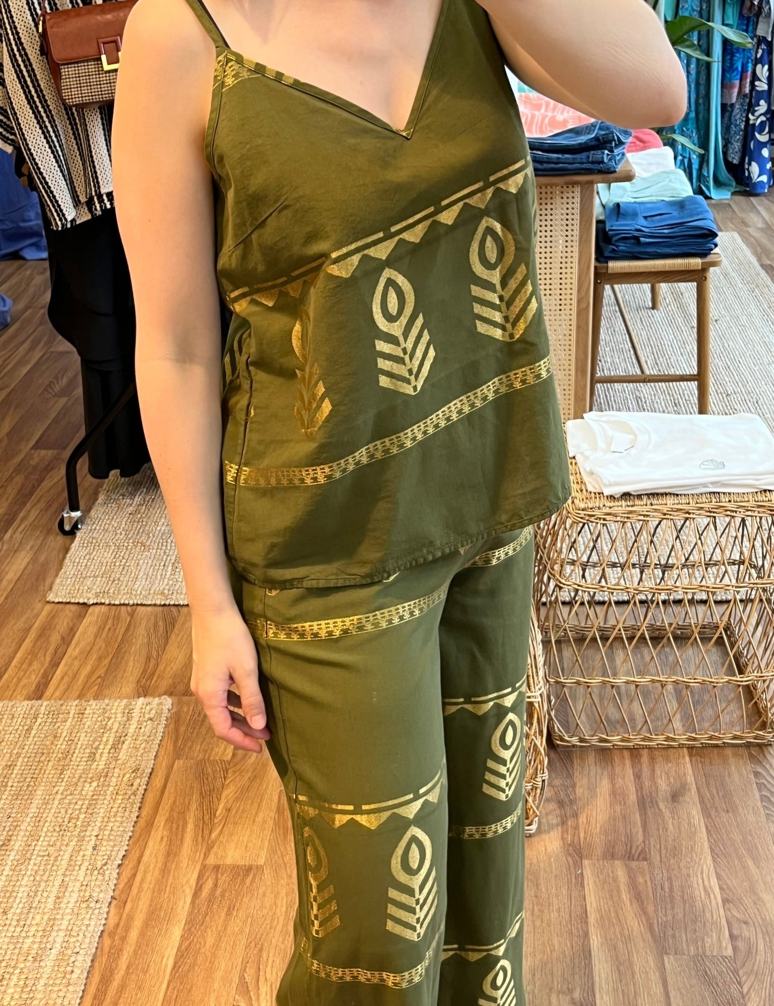 Olivgrünes Boho - Top mit Goldprint - Blossom Hair & Fashion