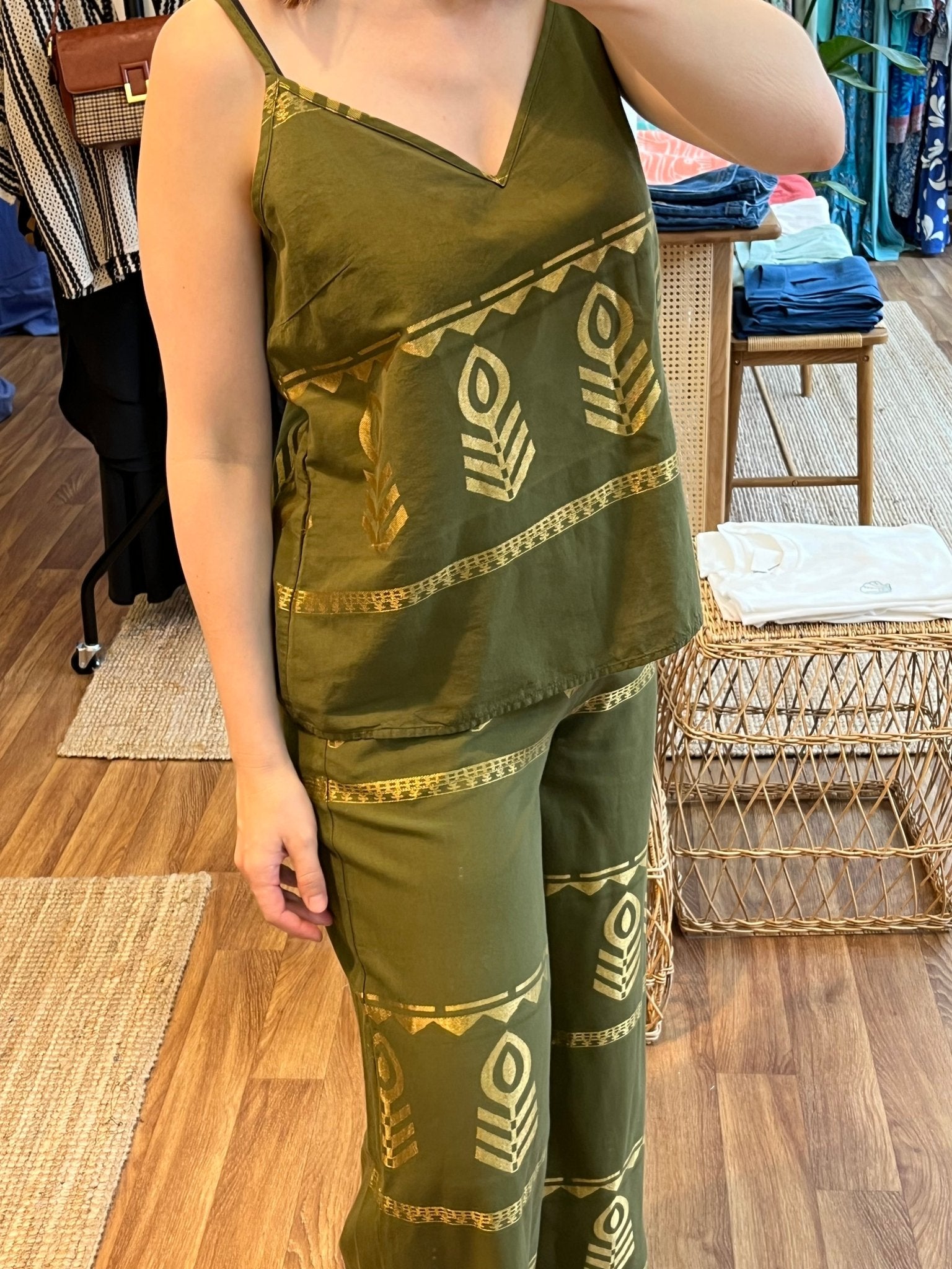 Olivgrünes Boho - Top mit Goldprint - Blossom Hair & Fashion