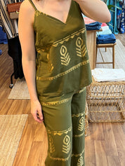 Olivgrünes Boho - Top mit Goldprint - Blossom Hair & Fashion