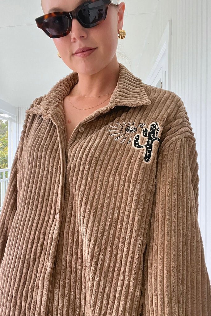 Oversize - Hemd mit Rippenstruktur und Stickerei in Blau oder Beige - Blossom Hair & Fashion