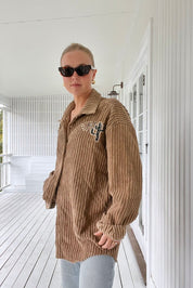 Oversize - Hemd mit Rippenstruktur und Stickerei in Blau oder Beige - Blossom Hair & Fashion