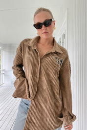 Oversize - Hemd mit Rippenstruktur und Stickerei in Blau oder Beige - Blossom Hair & Fashion