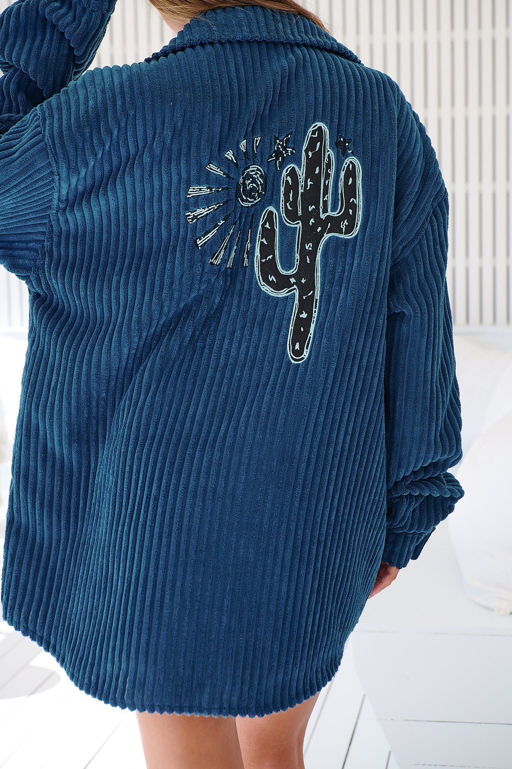 Oversize - Hemd mit Rippenstruktur und Stickerei in Blau oder Beige - Blossom Hair & Fashion