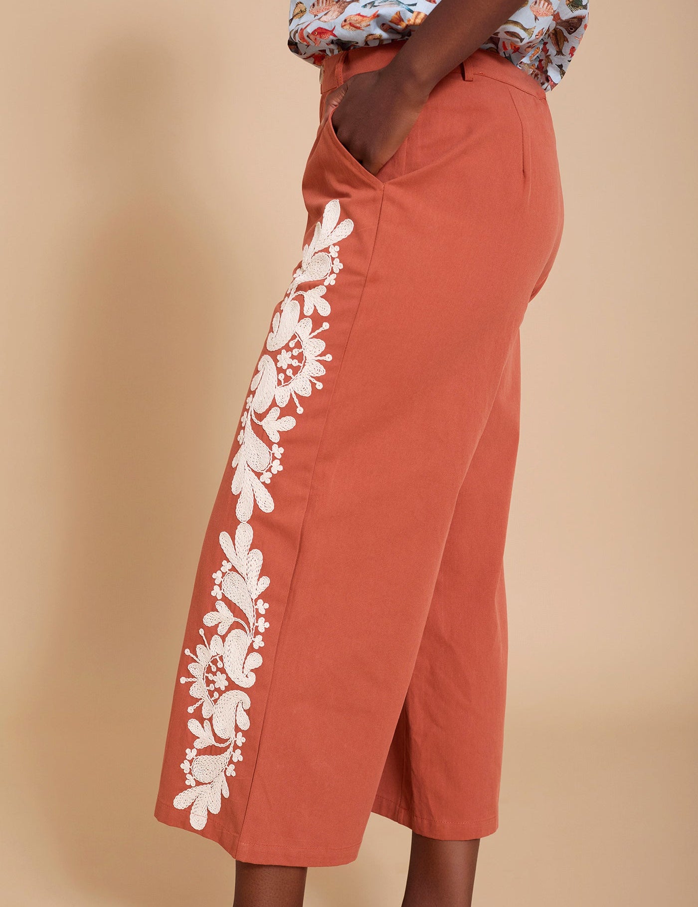Pantalón cropped con bordado lateral M04P07CEM - L - Blossom Hair & Fashion