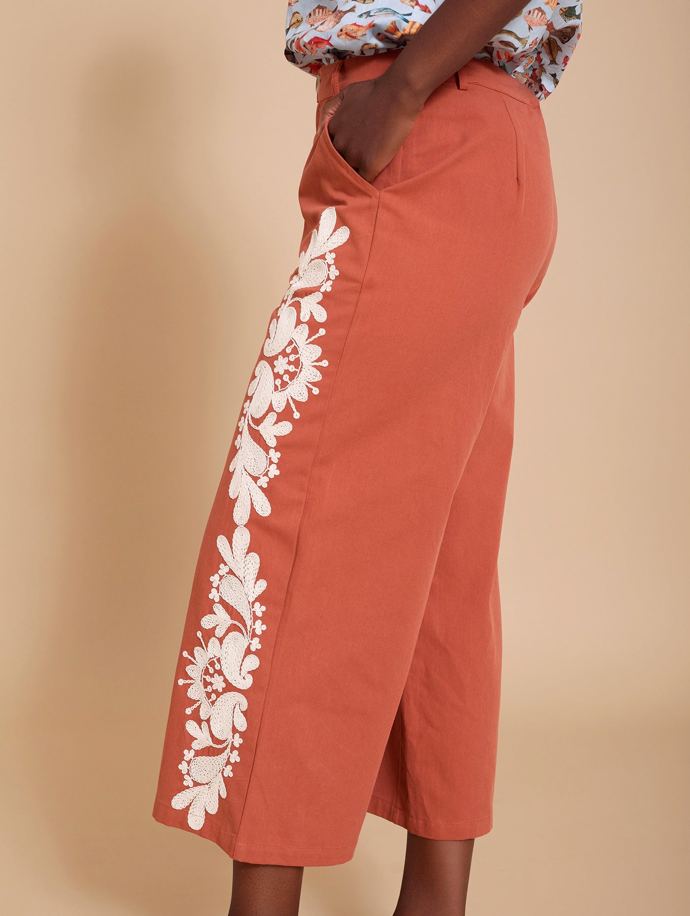 Pantalón cropped con bordado lateral M04P07CEM - L - Blossom Hair & Fashion