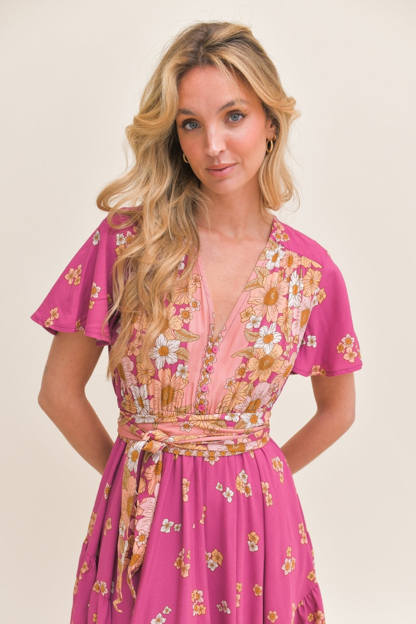 Pinkes Maxikleid mit Blumenmuster und V-Ausschnitt - Blossom Hair & Fashion