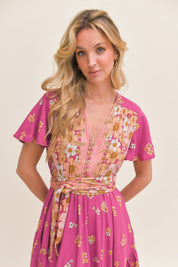 Pinkes Maxikleid mit Blumenmuster und V-Ausschnitt - Blossom Hair & Fashion