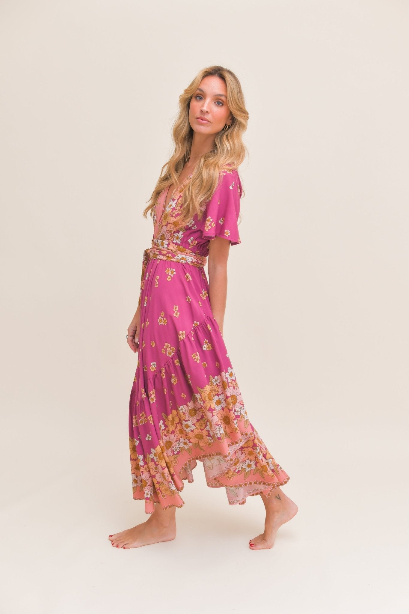 Pinkes Maxikleid mit Blumenmuster und V-Ausschnitt - Blossom Hair & Fashion