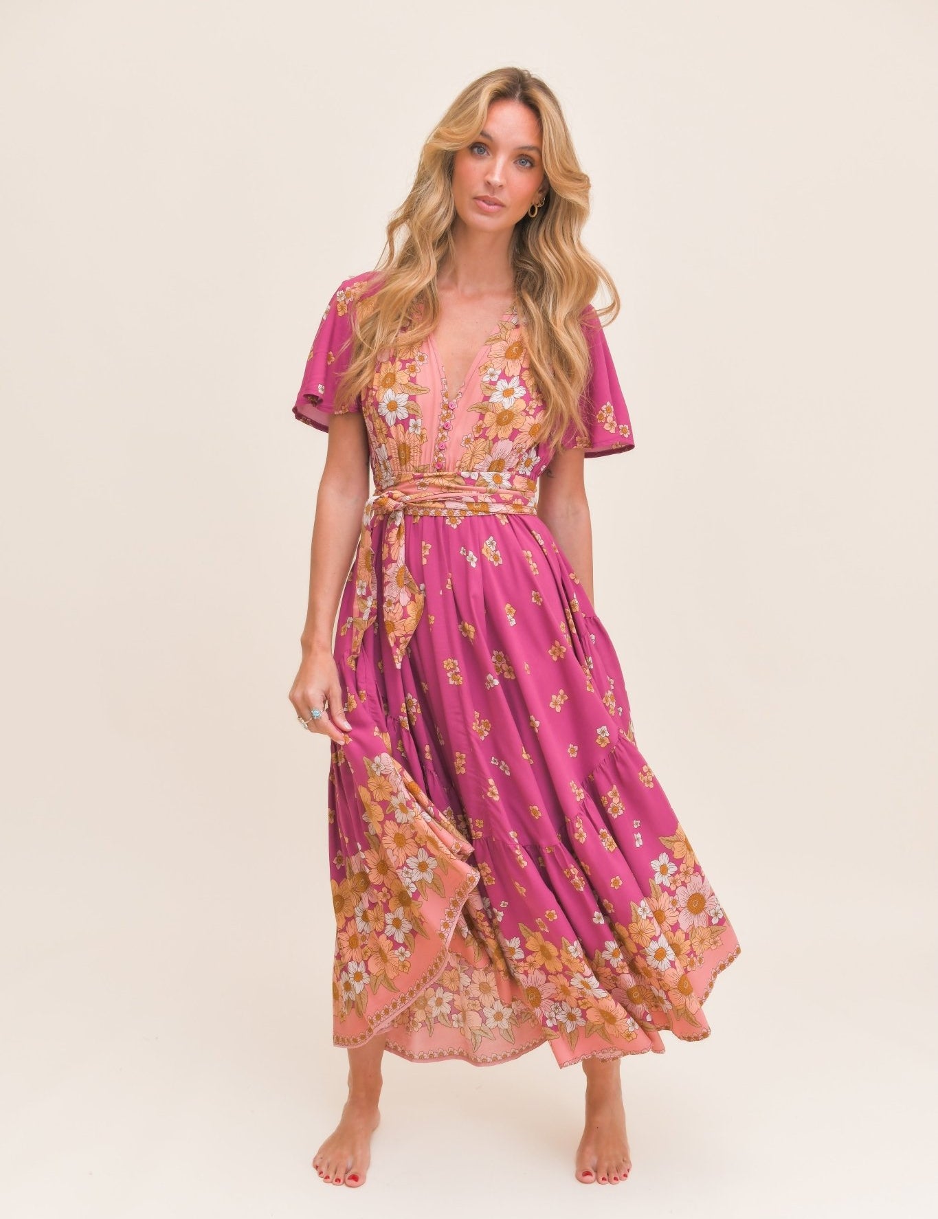 Pinkes Maxikleid mit Blumenmuster und V-Ausschnitt - Blossom Hair & Fashion