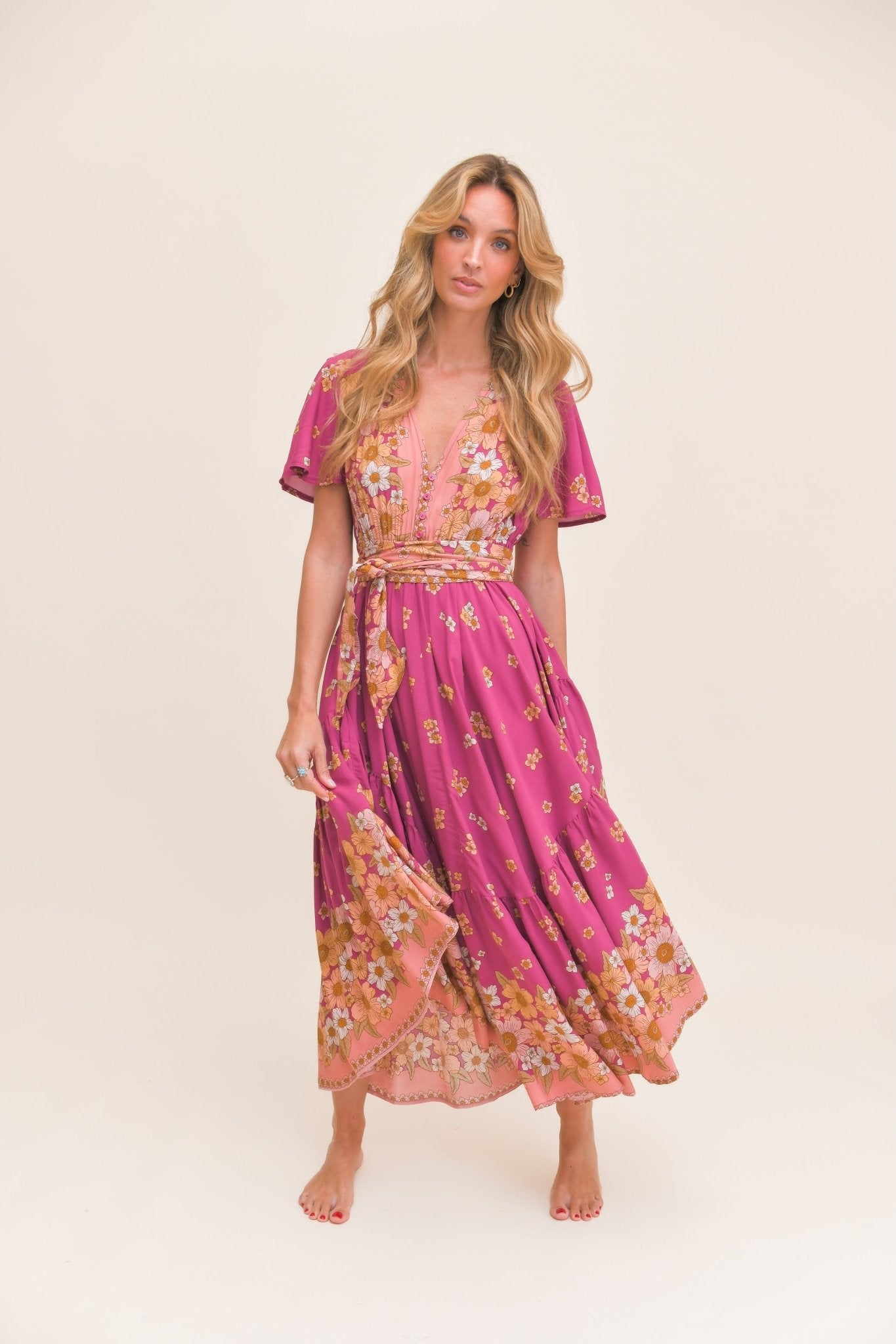 Pinkes Maxikleid mit Blumenmuster und V-Ausschnitt - Blossom Hair & Fashion