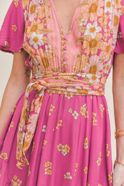 Pinkes Maxikleid mit Blumenmuster und V-Ausschnitt - Blossom Hair & Fashion