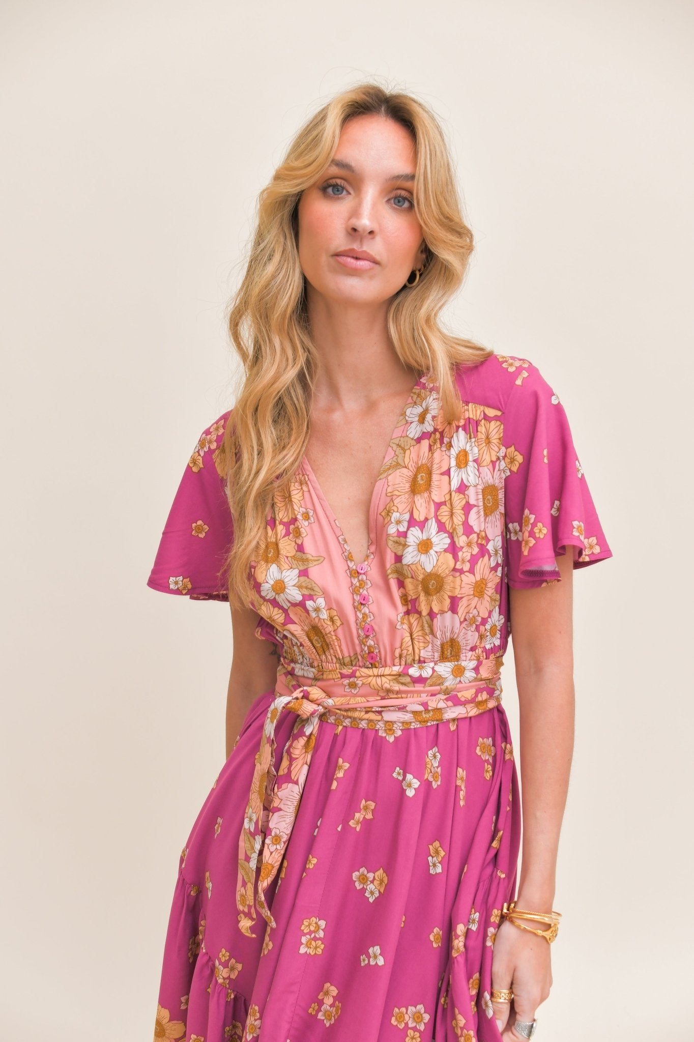 Pinkes Maxikleid mit Blumenmuster und V-Ausschnitt - Blossom Hair & Fashion
