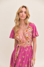 Pinkes Maxikleid mit Blumenmuster und V-Ausschnitt - Blossom Hair & Fashion