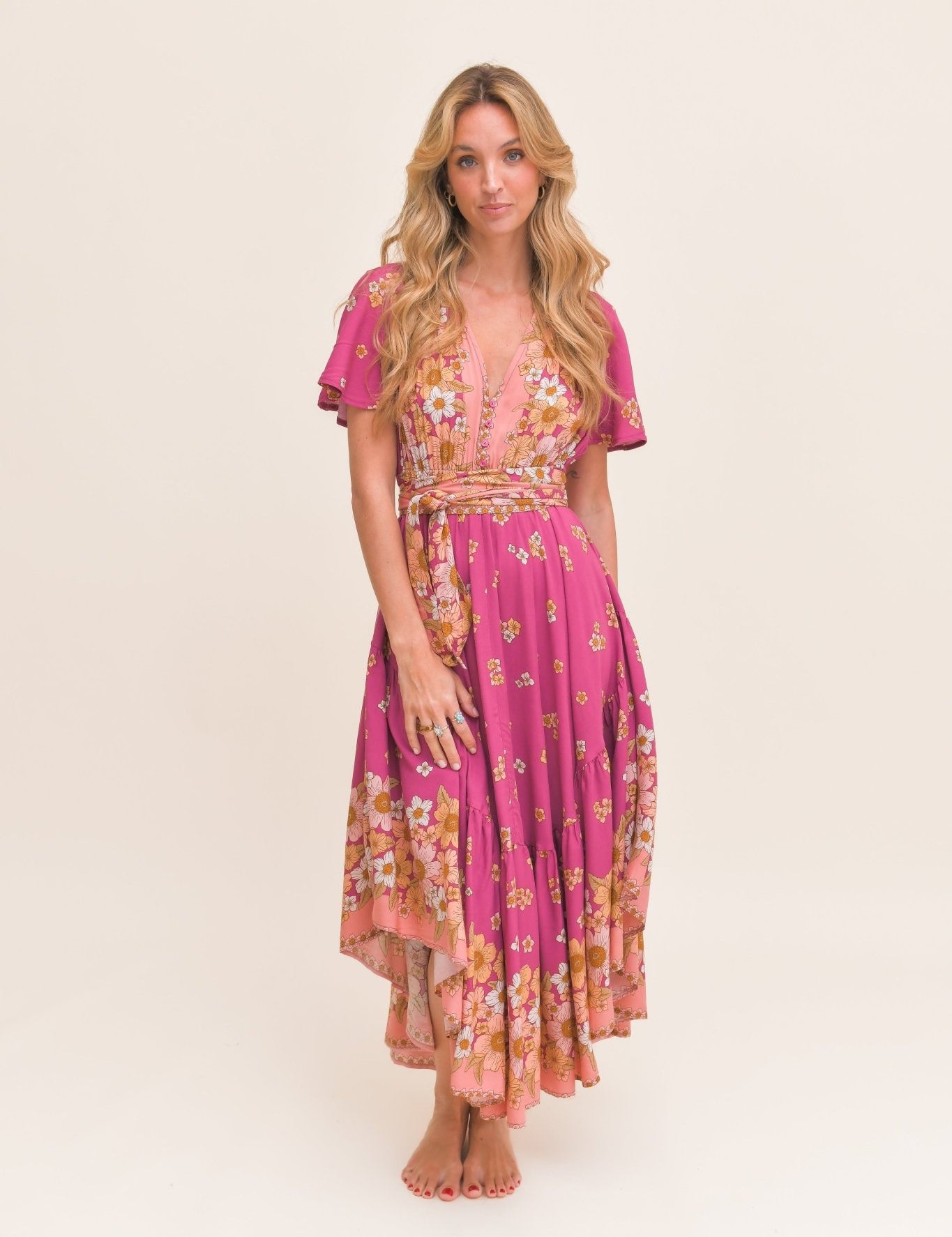 Pinkes Maxikleid mit Blumenmuster und V-Ausschnitt - Blossom Hair & Fashion