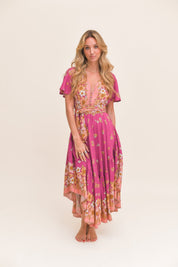 Pinkes Maxikleid mit Blumenmuster und V-Ausschnitt - Blossom Hair & Fashion