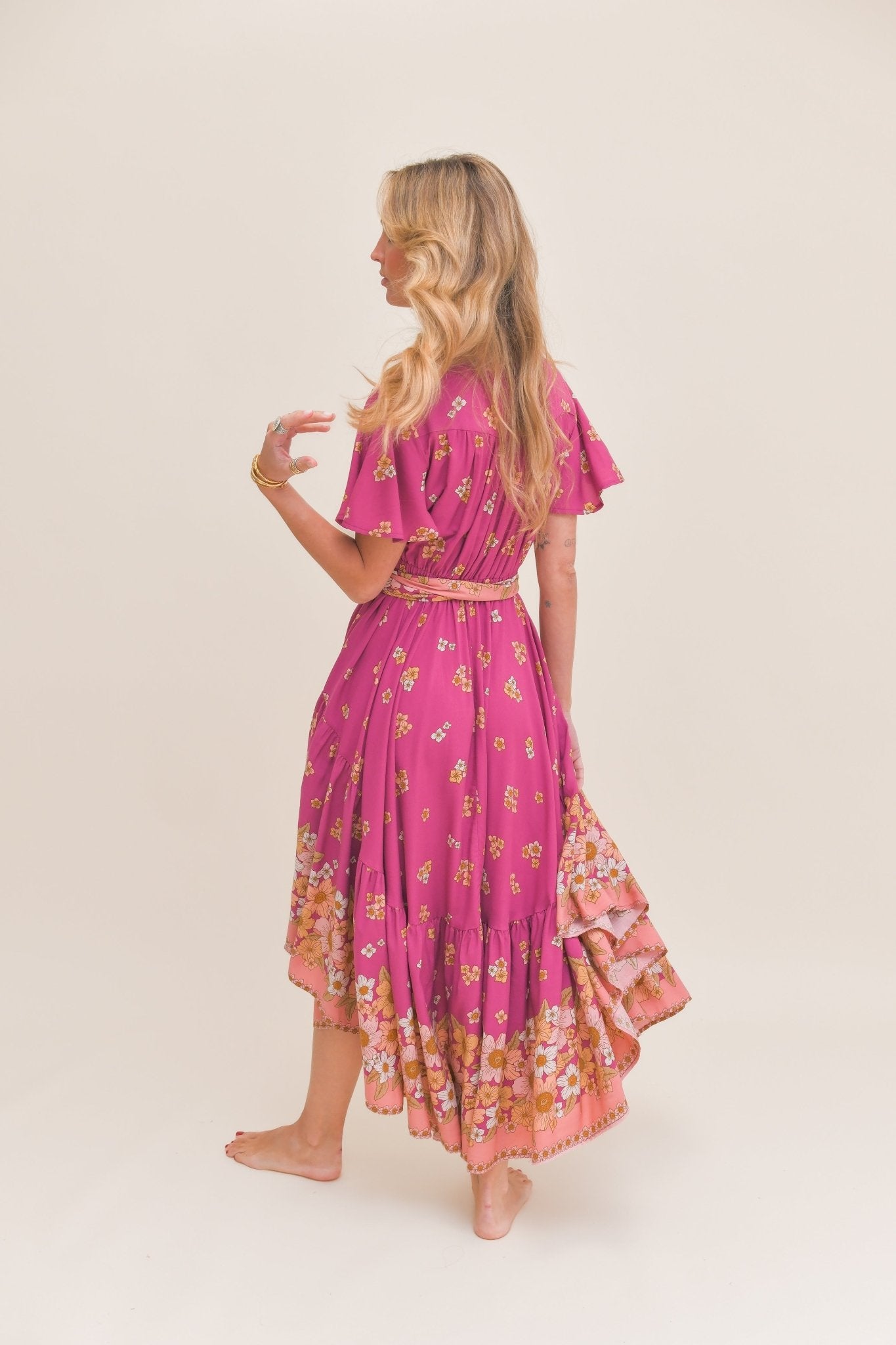 Pinkes Maxikleid mit Blumenmuster und V-Ausschnitt - Blossom Hair & Fashion