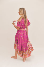 Pinkes Maxikleid mit Blumenmuster und V-Ausschnitt - Blossom Hair & Fashion