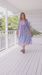 Blaues Maxikleid mit Blumenmuster und V-Ausschnitt