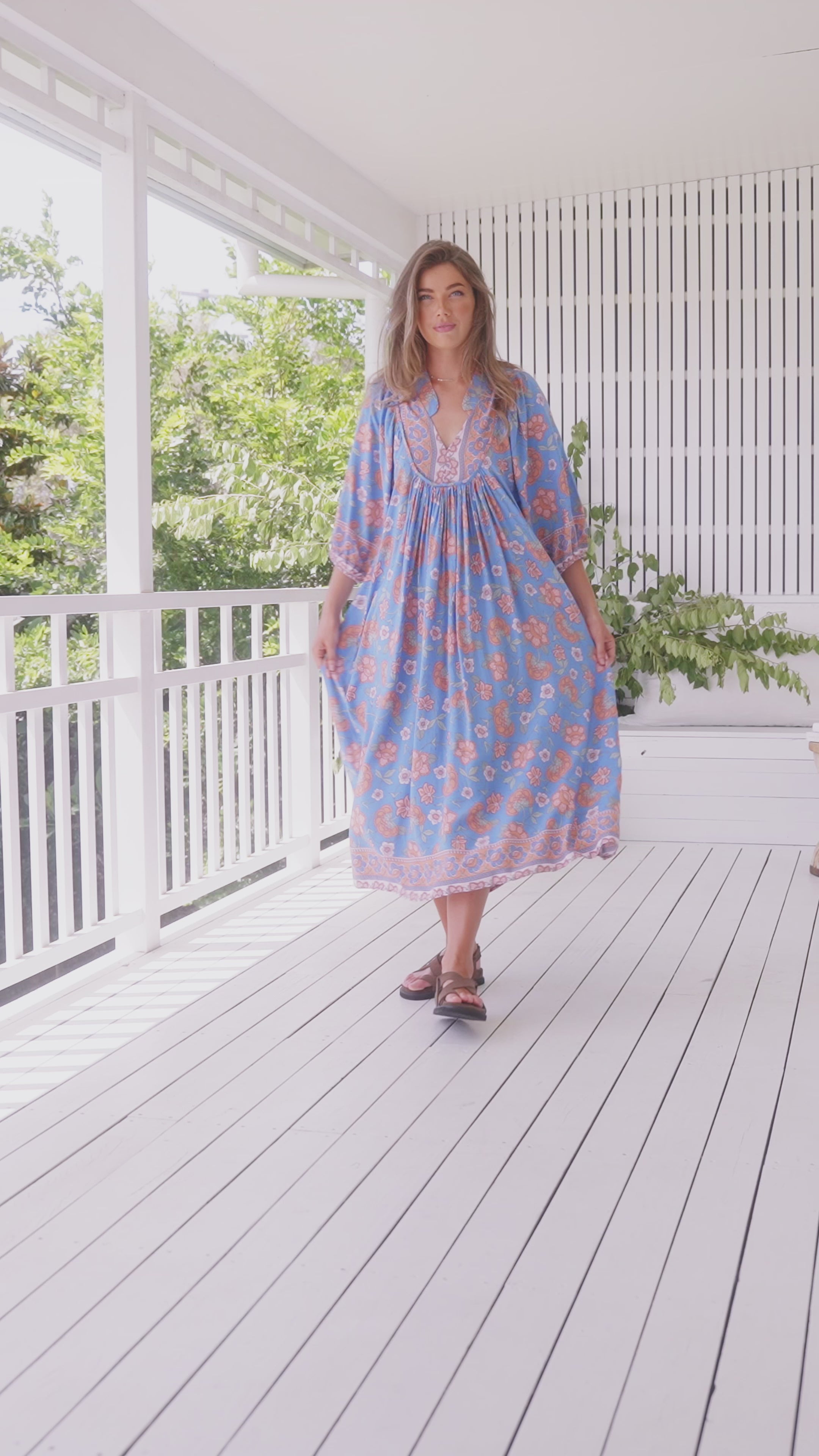 Blaues Maxikleid mit Blumenmuster und V-Ausschnitt