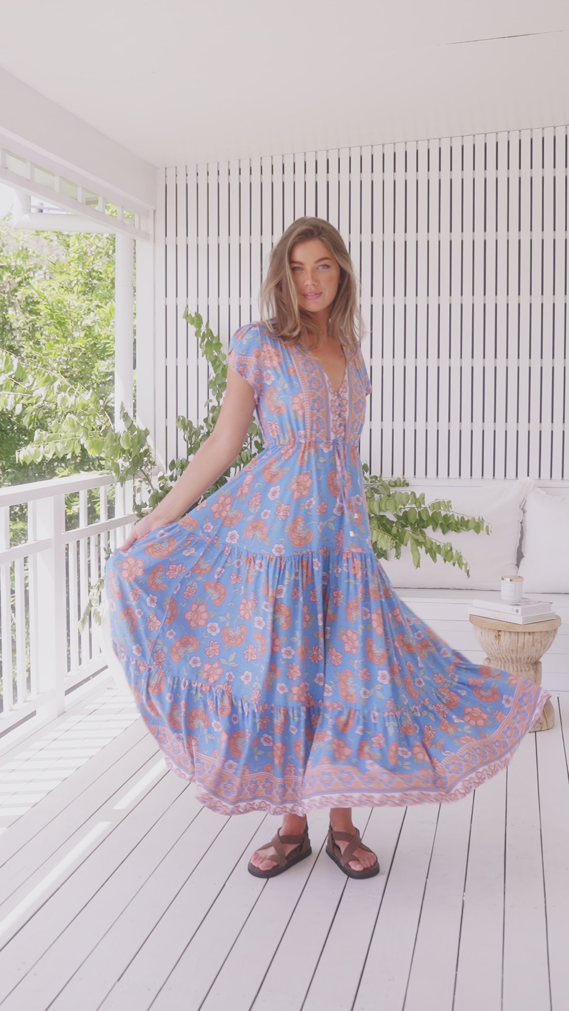 Blaues Maxikleid mit Blumenmuster und V-Ausschnitt