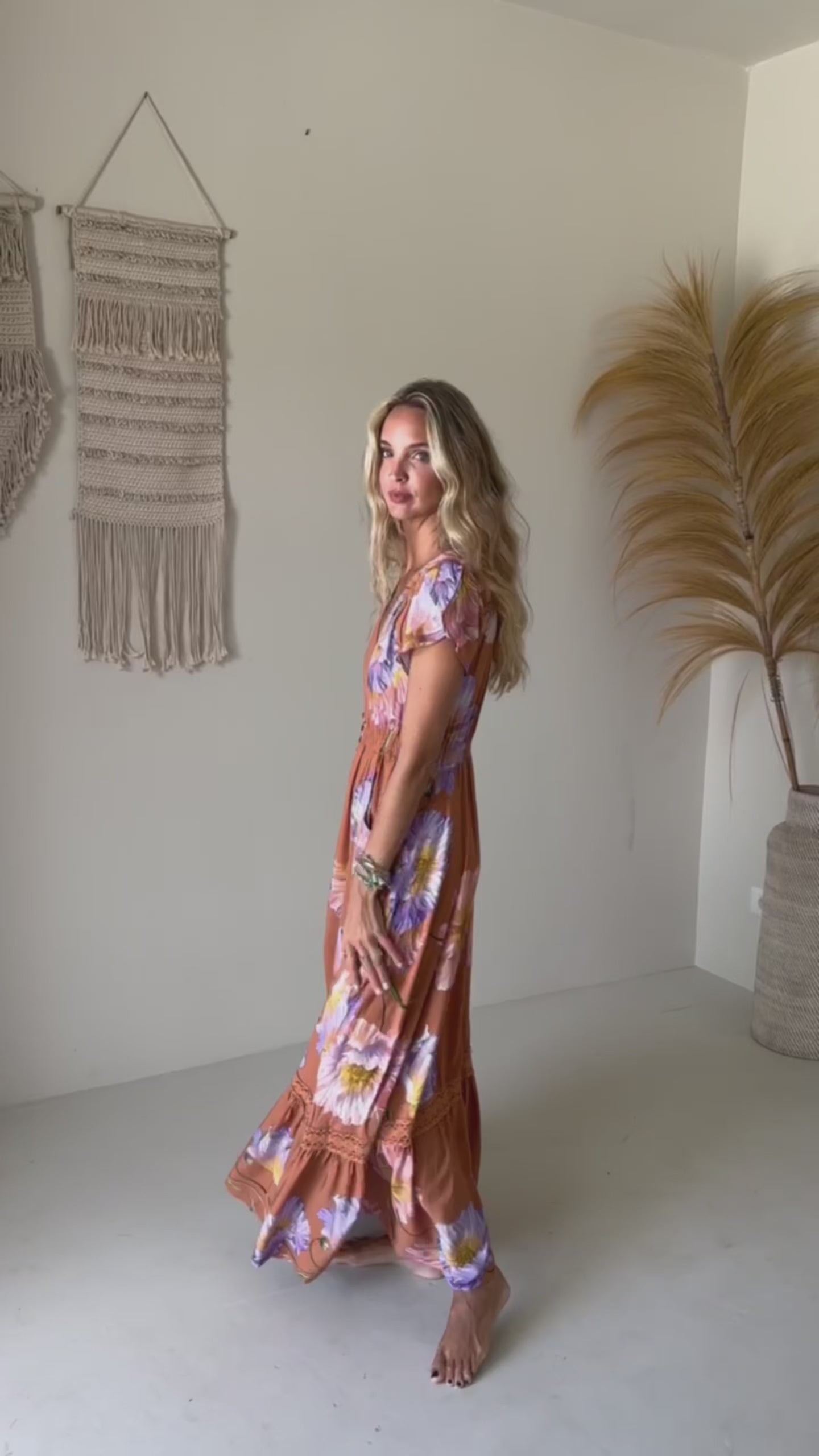 Maxikleid mit floralem Muster in Apricot