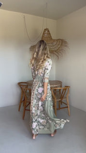 Maxikleid mit floralem Muster in Salbeigrün
