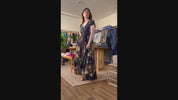 Langes Blumenkleid mit V-Ausschnitt und Schlitz