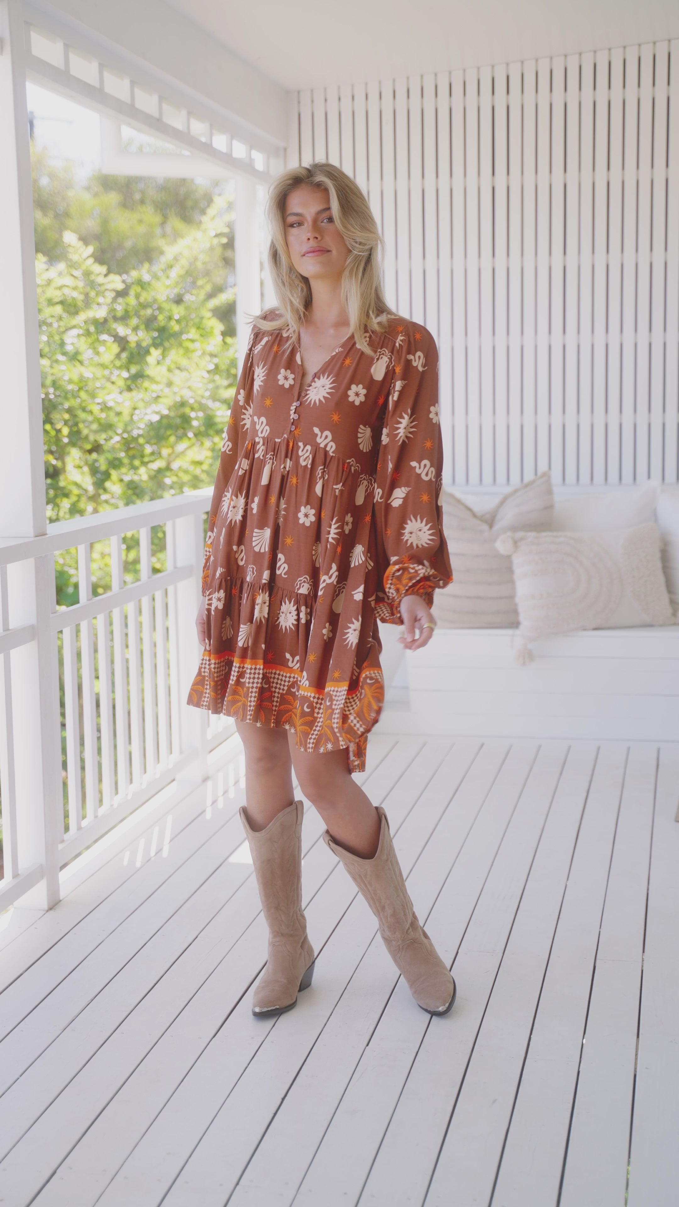 Minikleid mit V-Ausschnitt und Allovermuster