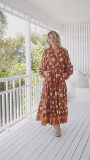 Maxikleid mit Bindeband und Allovermuster