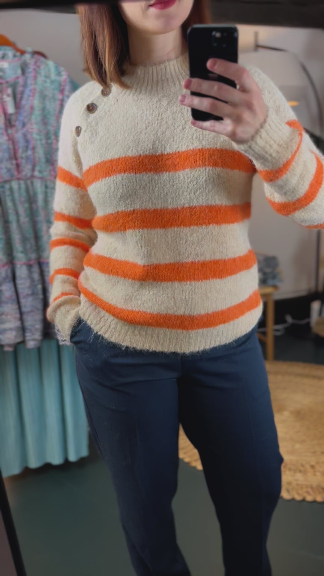 Stilvoller Deauville Pullover mit orangefarbenen Streifen