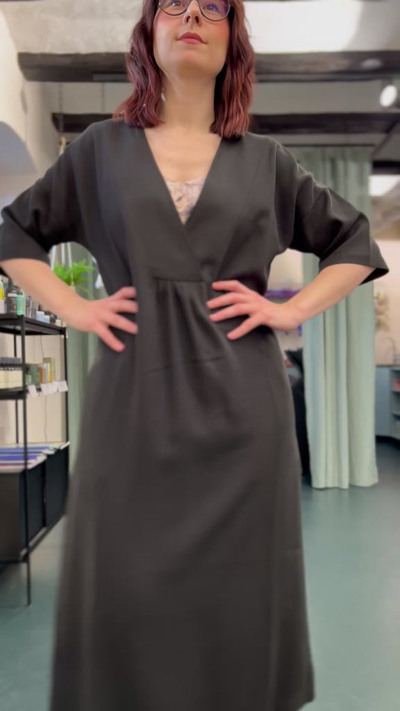 Elegantes Damenkleid mit tiefem V - Ausschnitt in Schwarz - Blossom Hair & Fashion