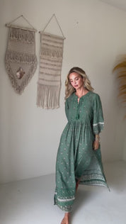 Maxikleid mit Bindeausschnitt in Grün