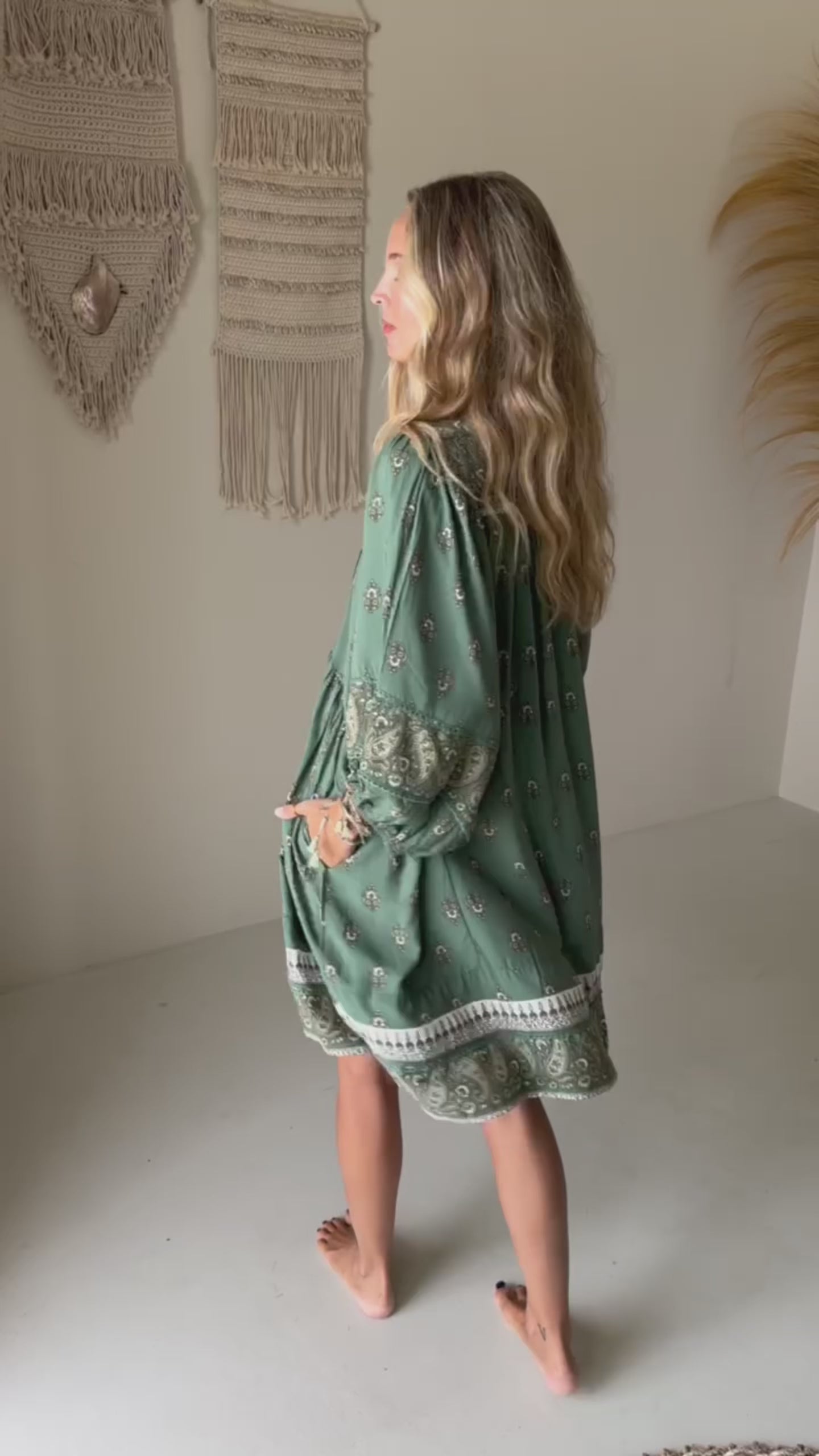 Kurzes Kleid mit Bindeausschnitt in Grün