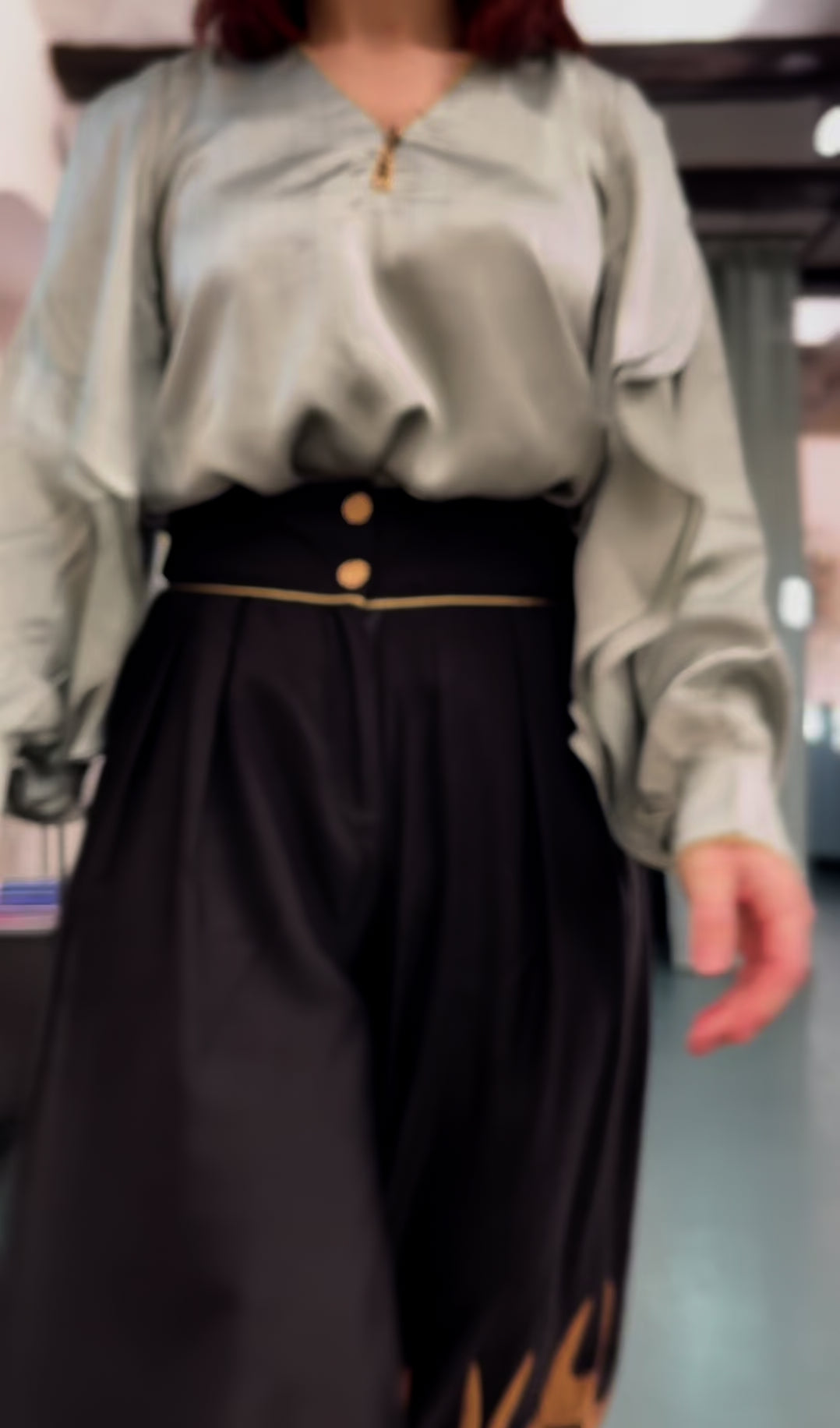 Elegante schwarze Damenhose mit goldenen Details