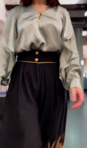 Elegante schwarze Damenhose mit goldenen Details