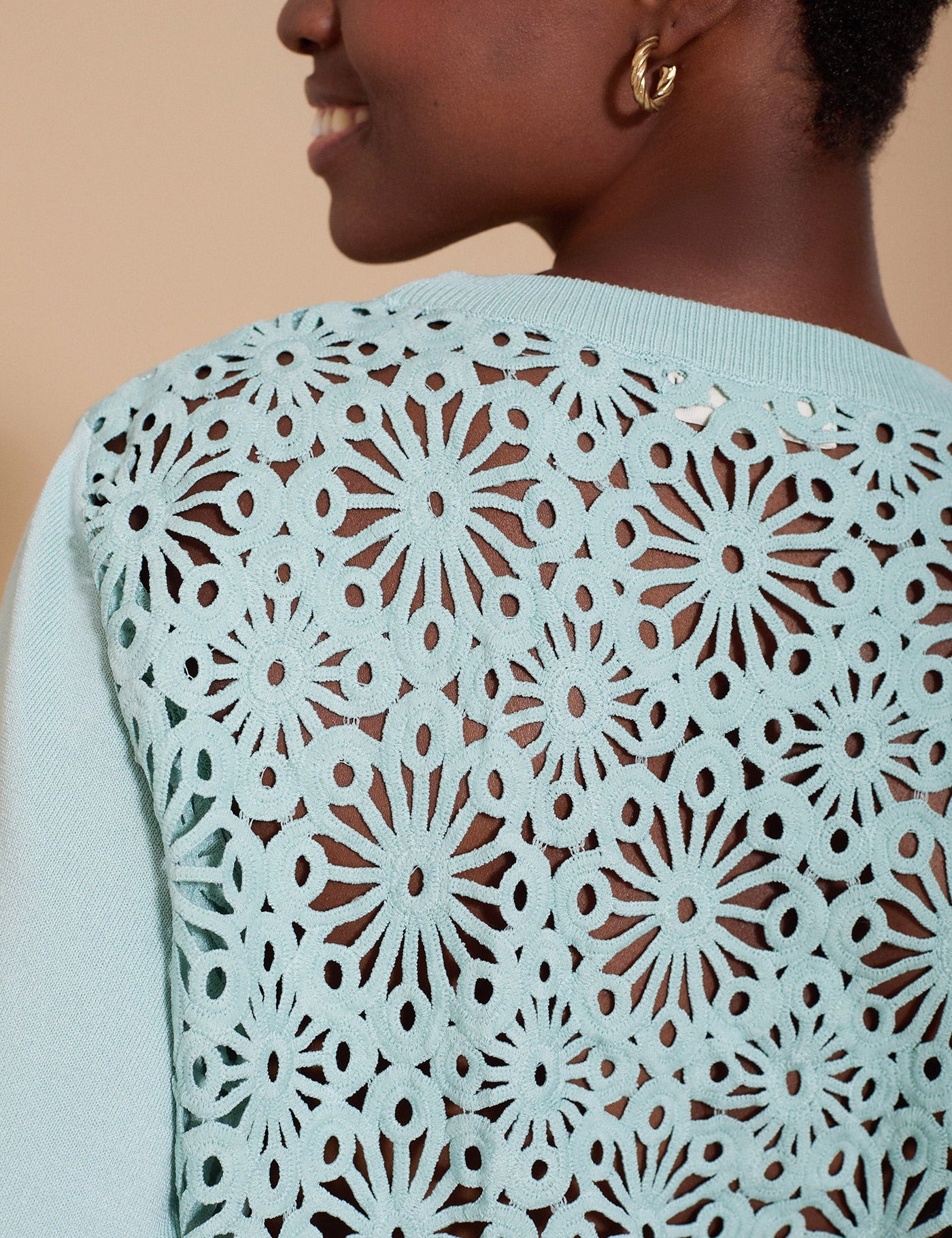 Pullover in sanftem Mint mit Cut - Out Spitze - Blossom Hair & Fashion
