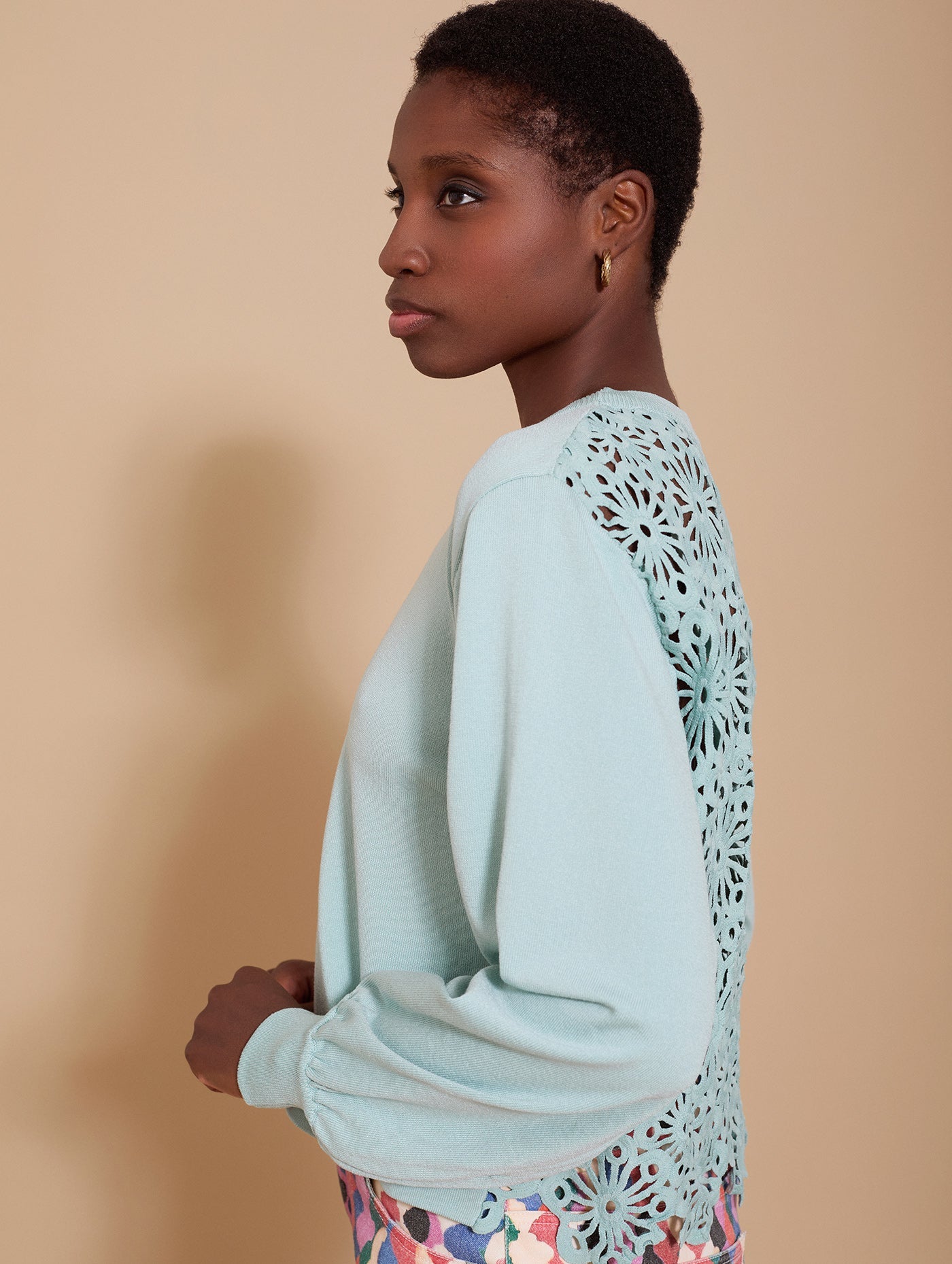 Pullover in sanftem Mint mit Cut - Out Spitze - Blossom Hair & Fashion