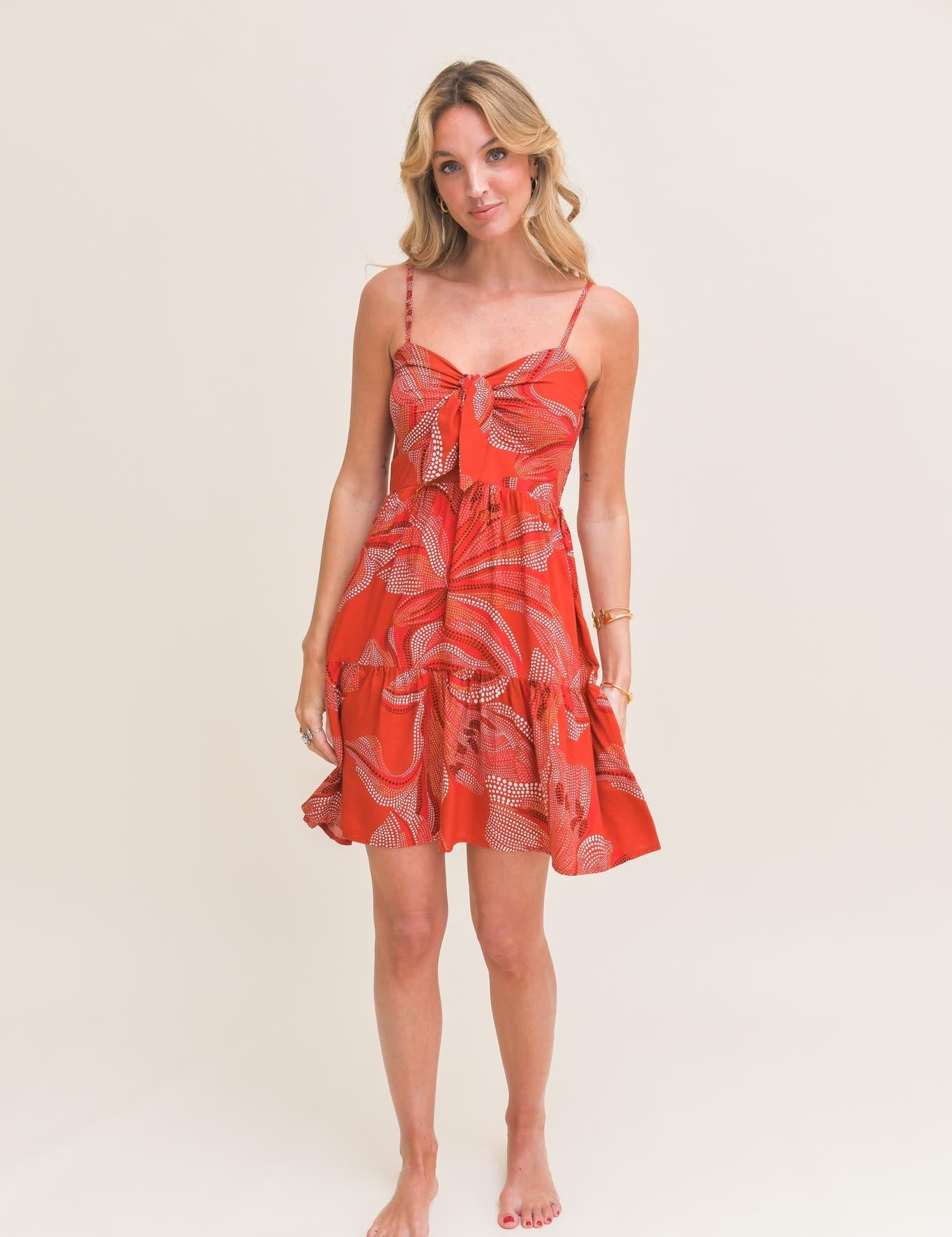 Rotes Minikleid mit Muster und Knotendetail - Blossom Hair & Fashion