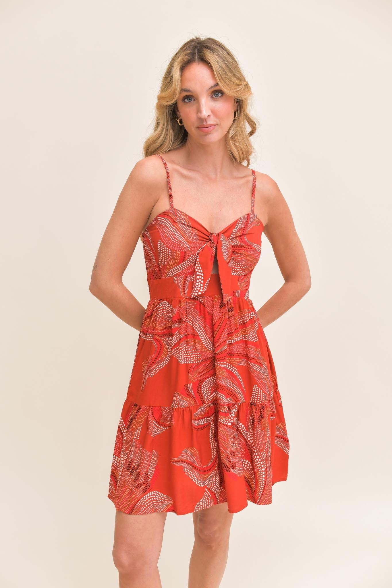 Rotes Minikleid mit Muster und Knotendetail - Blossom Hair & Fashion