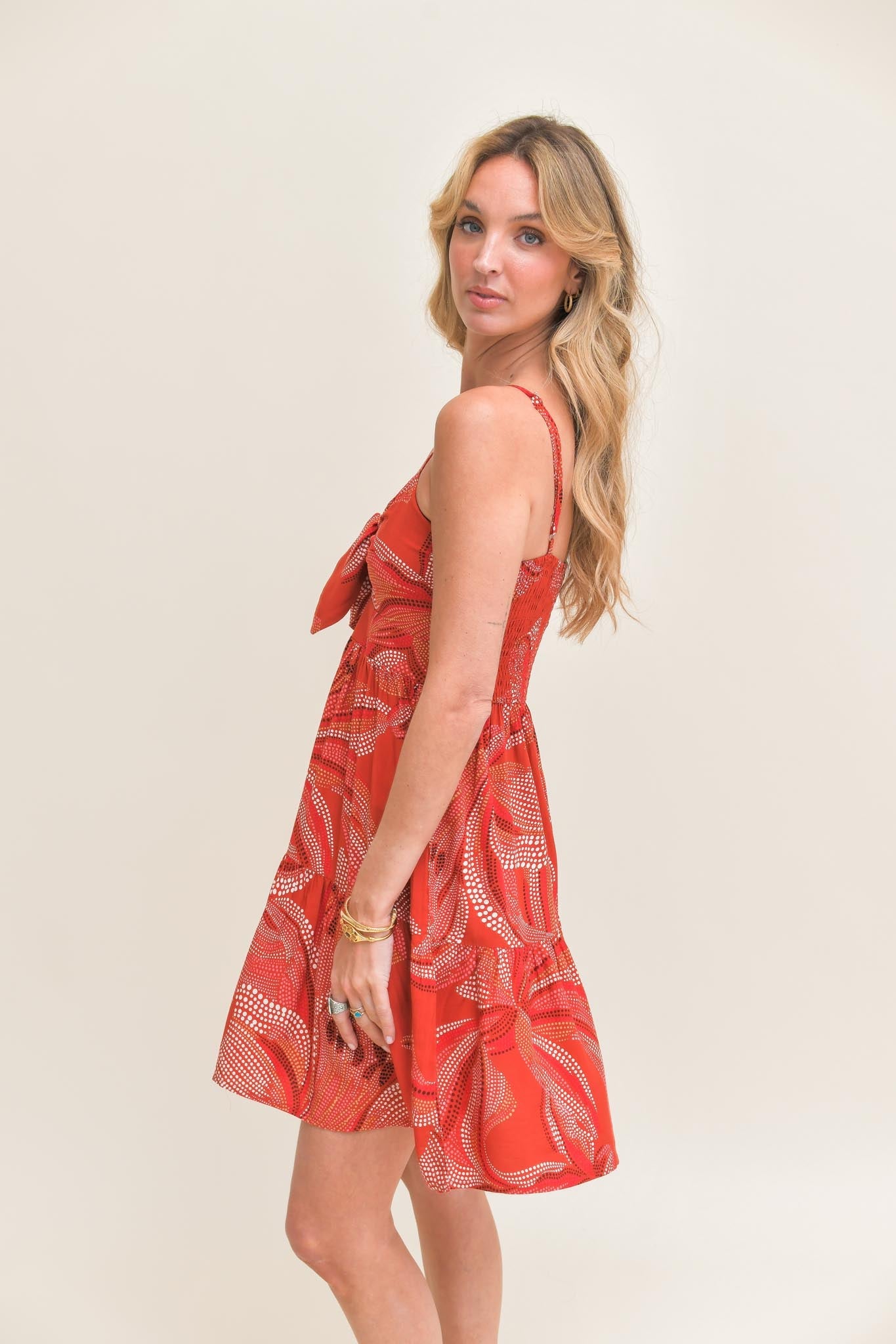 Rotes Minikleid mit Muster und Knotendetail - Blossom Hair & Fashion