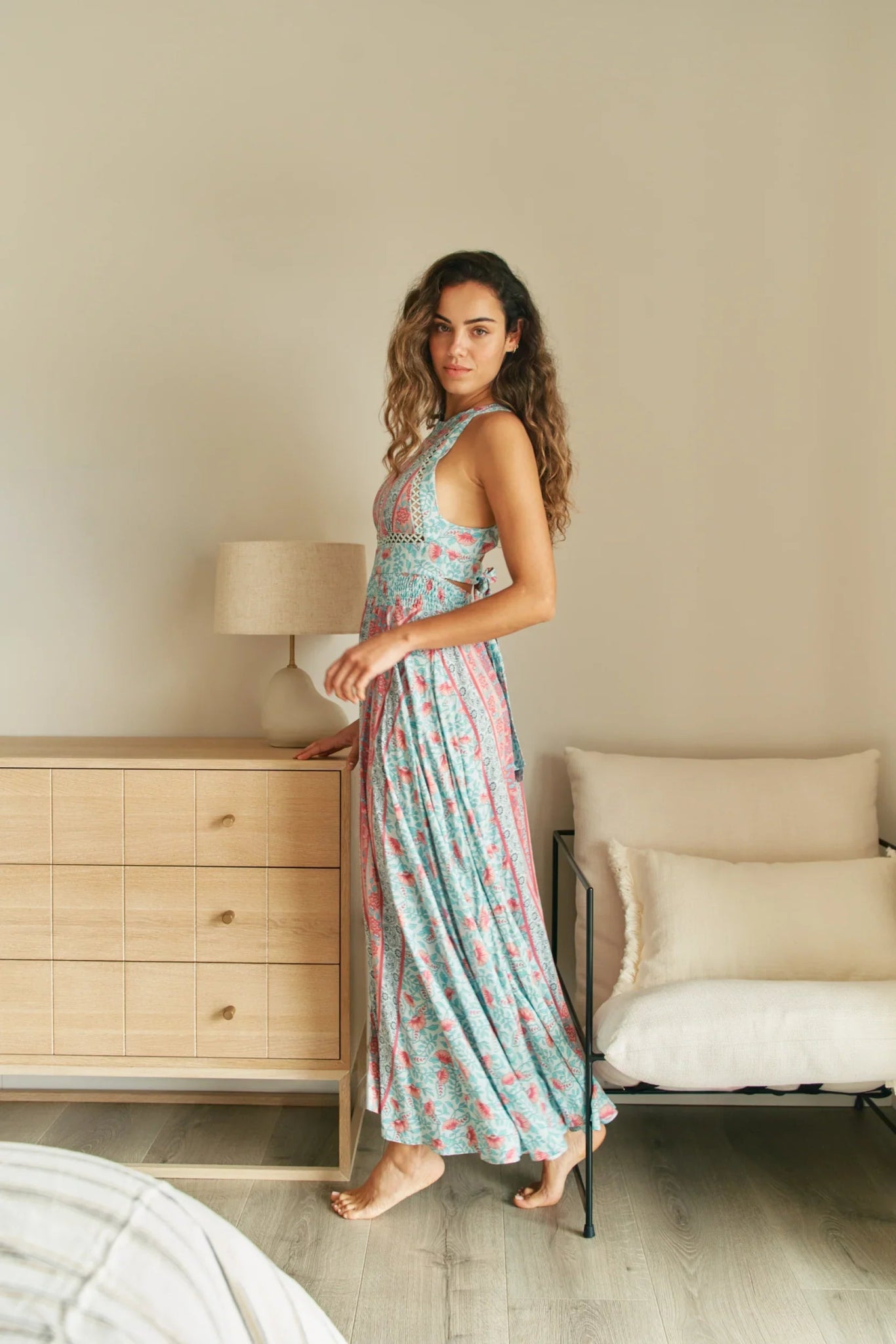 Rückenfreies Maxikleid in Rosa & Türkis mit Neckholder - Blossom Hair & Fashion