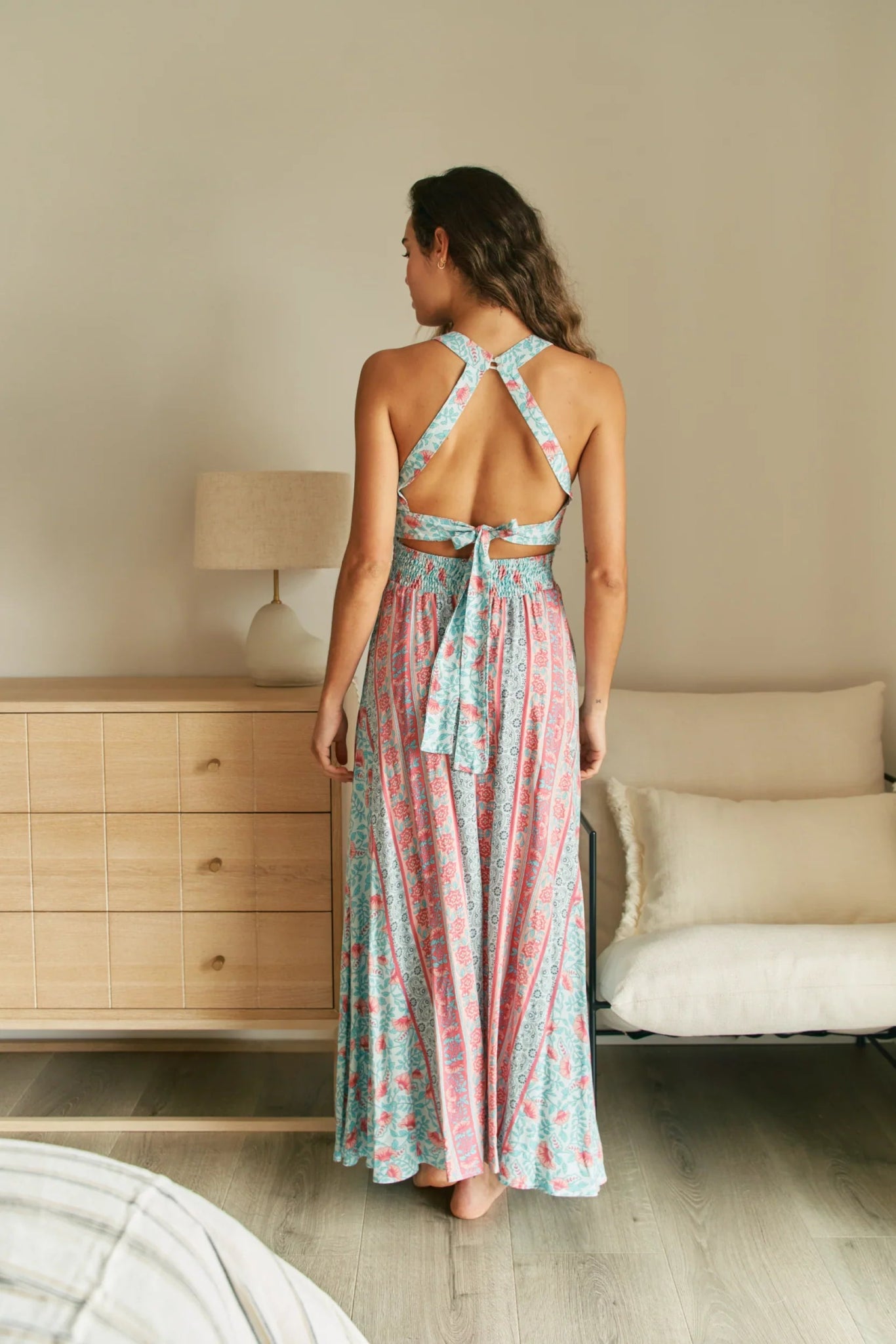 Rückenfreies Maxikleid in Rosa & Türkis mit Neckholder - Blossom Hair & Fashion