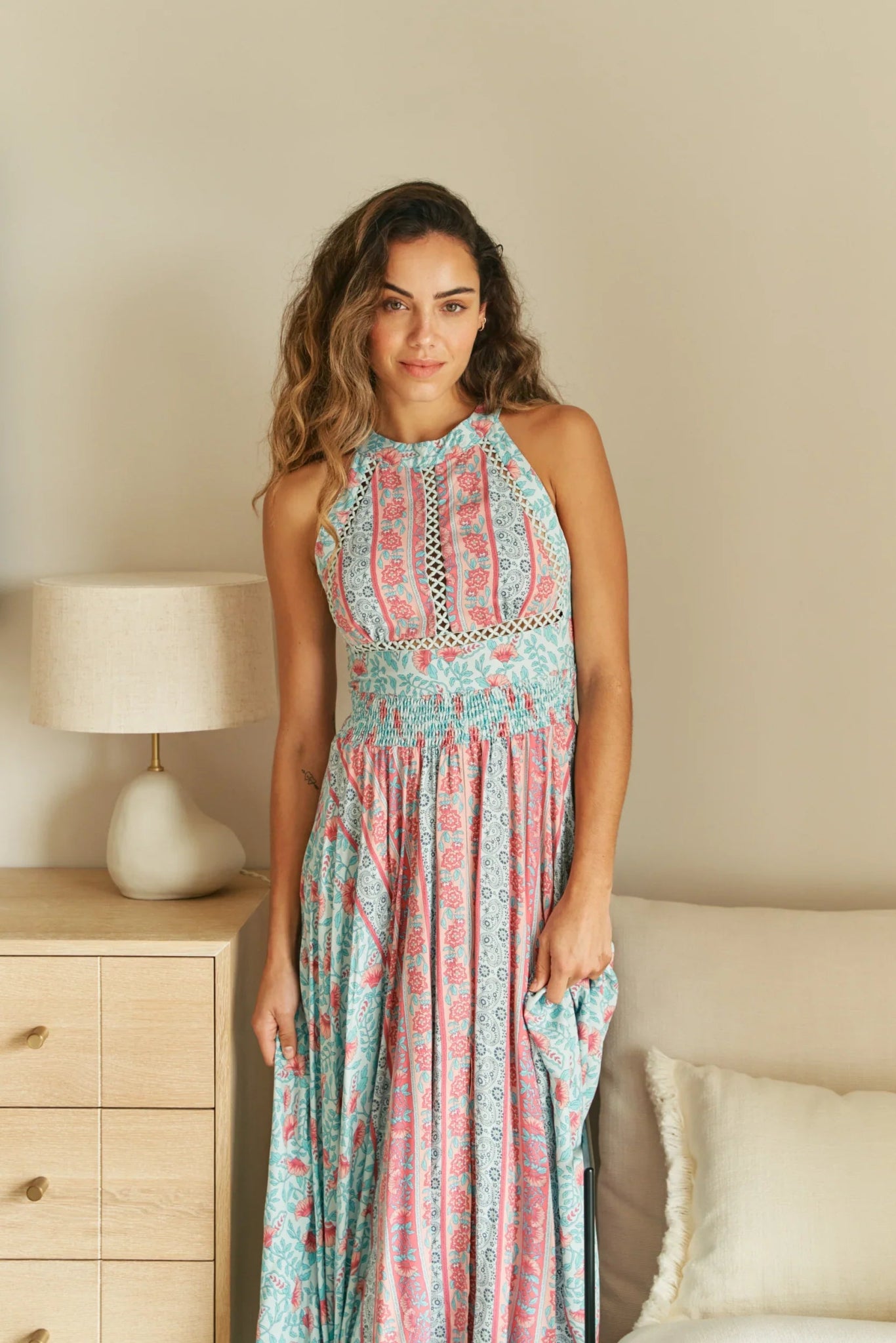 Rückenfreies Maxikleid in Rosa & Türkis mit Neckholder - Blossom Hair & Fashion
