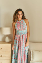 Rückenfreies Maxikleid in Rosa & Türkis mit Neckholder - Blossom Hair & Fashion